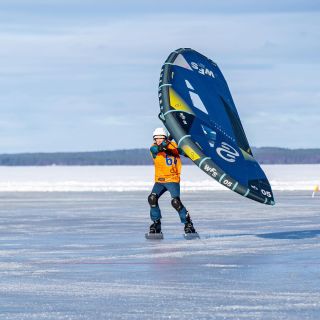 Náš rider na wingu Bianka vyrazila na závody WISSA 2024do Finského Kajaani 12.-16.3. (World Ice and Snow Sailing...